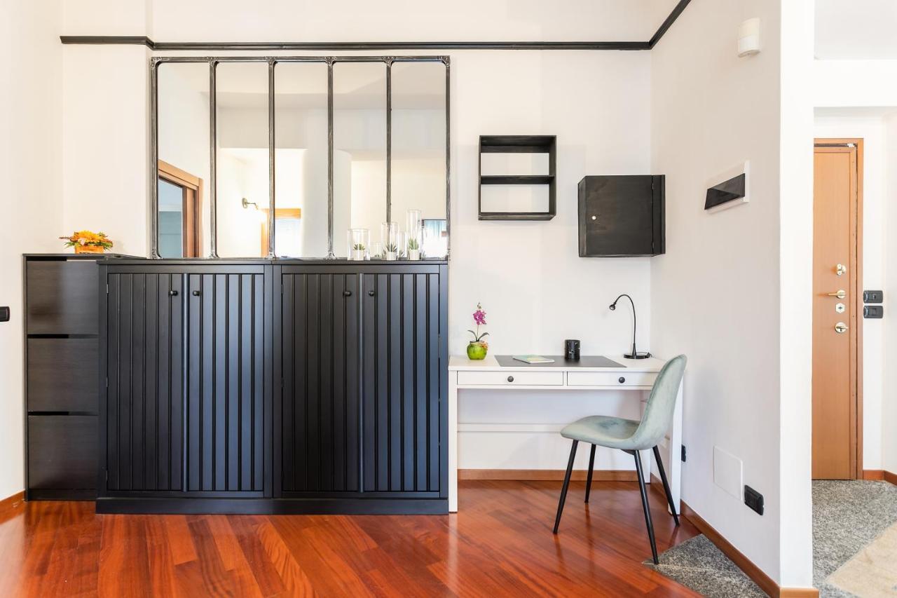 Santa Chiara Apartment By Myhomeincomo Exterior photo